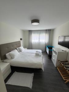 オリーバにあるVilla Valeriaの大きなベッドとソファのある寝室 +27枚の写真