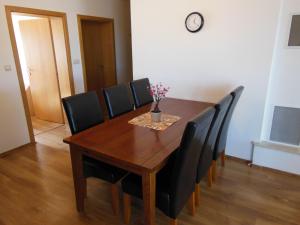 Posezení v ubytování APARTMÁN SLAVKOV home & parking