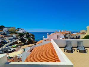 Meerblick vom Dach eines Gebäudes in der Unterkunft SÍTIO DO RAPOSO - Carvoeiro - WiFi, AC, Beach & Center 200m in Carvoeiro