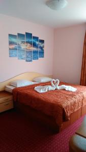 A bed or beds in a room at Guest House Aristokrat