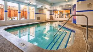Bazén v ubytování Executive Residency by Best Western Navigator Inn & Suites nebo v jeho okolí