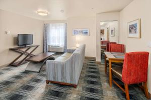 TV a/nebo společenská místnost v ubytování Executive Residency by Best Western Navigator Inn & Suites