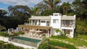 an aerial view of a house with a swimming pool at Casa Niri in Nicoya