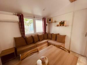 Posezení v ubytování Mobil Home Bouginvilliers 4