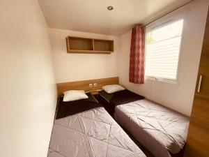 Postel nebo postele na pokoji v ubytování Mobil Home Bouginvilliers 4