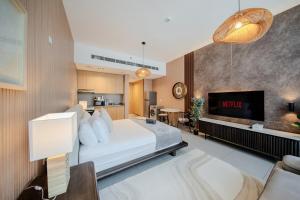 En eller flere senge i et værelse på The Snug Studio By BlueCloud Holidays + 49 billeder