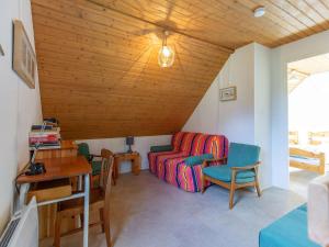 un soggiorno con un divano, un tavolo e delle sedie di Chalet 3 chambres avec terrasse à Cauterets pour 6 personnes - FR-1-401-21 a Cauterets