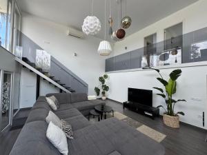 オリーバにあるVilla Valeriaのソファとテレビのあるリビングルーム