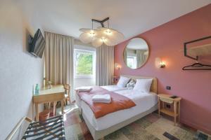 Postel nebo postele na pokoji v ubytování BHOMA Bourges - Hôtel