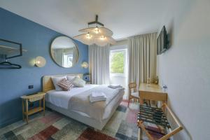 Postel nebo postele na pokoji v ubytování BHOMA Bourges - Hôtel