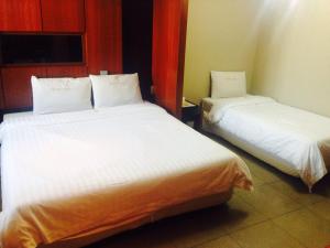 Giường trong phòng chung tại Bali Tourist Hotel