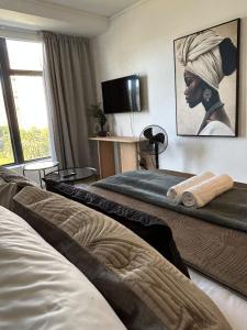 TV a/nebo společenská místnost v ubytování Stylish Studio with City Views & Pool at Zeeland Pier