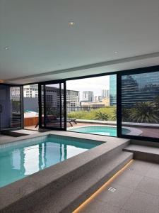 Bazén v ubytování Stylish Studio with City Views & Pool at Zeeland Pier nebo v jeho okolí