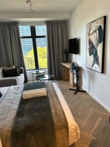 Postel nebo postele na pokoji v ubytování Stylish Studio with City Views & Pool at Zeeland Pier