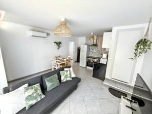 a living room with a couch and a kitchen at Como en casa in Parla