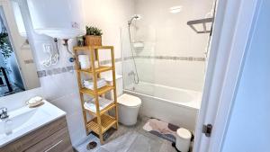 Un baño con ducha, inodoro y lavabo. en Como en casa, en Parla 16 fotos más