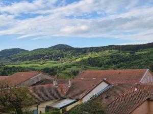 a group of houses with mountains in the background at Gîte Bîn Vendüd Châ Nous in Le Monastier sur Gazeille
