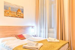 Giường trong phòng chung tại Budapest City Center Apartments