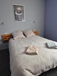 a bedroom with a bed with two towels on it at Gîte Bîn Vendüd Châ Nous in Le Monastier sur Gazeille