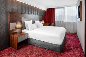 Letto o letti in una camera di Movenpick hotel Sarajevo