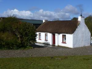 Casa blanca con techo marrón en Tigín Tuí, en Carndonagh