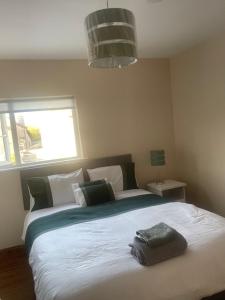 Postel nebo postele na pokoji v ubytování Rooms with Cont Breakfast Galway City