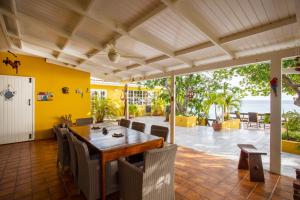 Restaurace v ubytování Villa Seaside Boca Sami