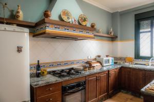 a kitchen with a stove and a microwave at Finca Orate in Mairena del Alcor