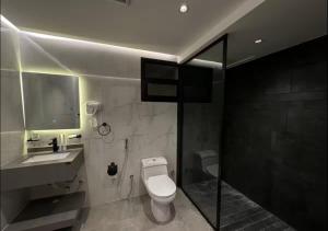 Баня в Amara - Almalqa 3BR Aprt R4 + 8 снимки