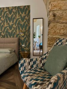 a living room with a couch and a mirror at Dimore Remegi in Brindisi
