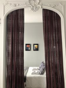Łóżko lub łóżka w pokoju w obiekcie Maison Gabriel Appartement PLUME