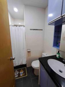 Vannituba majutusasutuses Entire 3BR king size bed Apt gd for Family tour +16 fotot