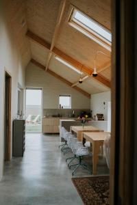 a kitchen and dining room with a table and chairs at Bed en Brood in de Kapschuur - Boerderij de ZuiderKRIB in Kraggenburg