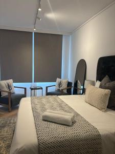 ケープタウンにあるCozy Studio with Pool at Zeeland Pier - 906のタオルが敷かれたベッドのある部屋 +7枚の写真