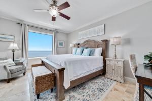 una camera da letto con un letto grande e una finestra di Indigo Unit 503W a Pensacola