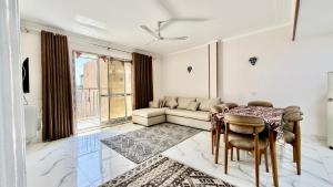 a living room with a table and a couch at Casa Del Sol deluxe in Cairo