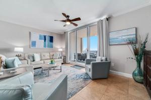 un soggiorno con un divano e un ventilatore a soffitto di Indigo Unit 503W a Pensacola