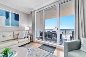 un soggiorno con un divano e una grande finestra di Indigo Unit 503W a Pensacola Altre 60 foto