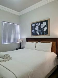 En eller flere senge i et værelse på Point Village Accommodation - Beach Club 307