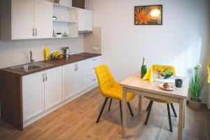 Kuchyň nebo kuchyňský kout v ubytování City centre apartments + 25 fotografií