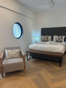 ケープタウンにあるCity Centre Studio with Pool at Zeeland Pier - 902のベッドルーム1室(ベッド1台、椅子、鏡付) +8枚の写真