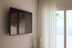 a mirror on a wall next to a window at Casa Málaga by Huskalia in Tazacorte