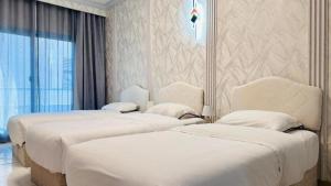 Postel nebo postele na pokoji v ubytování Dancenter San Marino Hotel