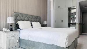 Postel nebo postele na pokoji v ubytování Dancenter San Marino Hotel