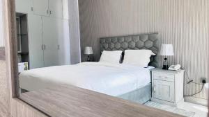 Postel nebo postele na pokoji v ubytování Dancenter San Marino Hotel