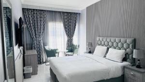 Postel nebo postele na pokoji v ubytování Dancenter San Marino Hotel