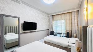 Postel nebo postele na pokoji v ubytování Dancenter San Marino Hotel