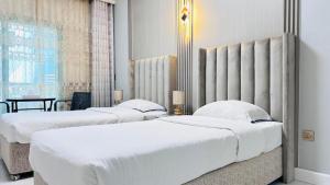 Postel nebo postele na pokoji v ubytování Dancenter San Marino Hotel