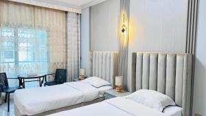 Postel nebo postele na pokoji v ubytování Dancenter San Marino Hotel