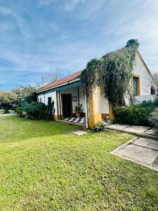 ein kleines weißes Haus mit einem großen Hof in der Unterkunft Casa Quinta Villa Anita in San Pedro